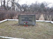 Жители Риги привели в порядок советский мемориал, подвергшийся нападению вандалов