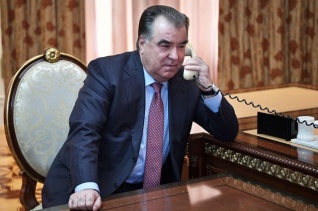 Узбекистан ратифицировал договор о стратпартнерстве с Таджикистаном 