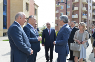 Председатель Комитета министров Совета Европы встретился в Азербайджане с вынужденными переселенцами
