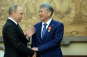 Владимир Путин наградил Алмазбека Атамбаева орденом Александра Невского