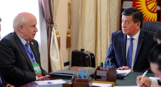 Премьер-министр Сооронбай Жээнбеков принял Исполнительного секретаря СНГ Сергея Лебедева