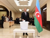 Президент Азербайджана и его супруга проголосовали на референдуме по изменениям и дополнениям в Конституцию