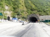 Застрявший в Рокском туннеле трактор парализовал движение по дороге из России в Южную Осетию