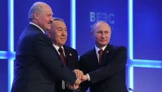 В Беларуси, России и Казахстане растет уровень общественного одобрения Таможенного союза и Единого экономического пространства 