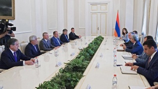 Главы МИД РФ и Армении обсудили реализацию договоренностей по Карабаху