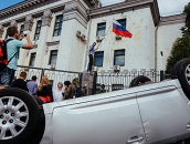 Митингующие сорвали флаг с флагштока у здания российского посольства в Киеве