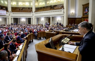 За 20-летнюю историю украинская конституция пережила пять реформ, на очереди - шестая