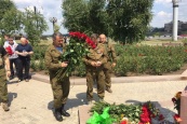 Анатолий Бибилов и Александр Захарченко возложили цветы к памятнику Василию Маргелову