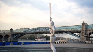 В Москве отпраздновали юбилей скульптуры "Девушка с веслом"