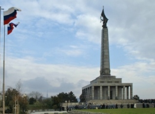 Сергей Лавров возложил цветы к памятнику павшим советским воинам в Братиславе