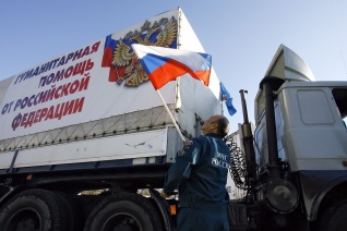 Гуманитарная колонна МЧС России доставила в Донбасс продукты питания и учебную литературу