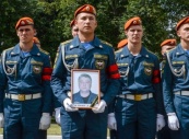 10 орденов Мужества получили родственники экипажа Ил-76 из рук главы МЧС Владимира Пучкова