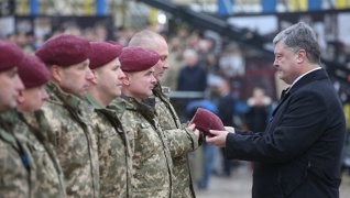 Петр Порошенко переименовал воздушно-десантные войска