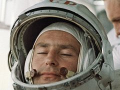 Второму космонавту Герману Титову открыли памятник на острове его имени