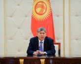 Президента Кыргызстана Алмазбека  Атамбаева наградили золотым орденом Международного азербайджанского журнала