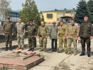 Виктор Водолацкий и представители прокуратур ЛНР и РФ, СКР зажгли Вечный огонь в Новоайдаре