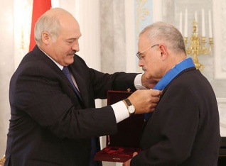 Александр Лукашенко вручил премьер-министру Азербайджана орден Дружбы народов 