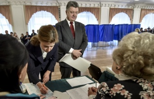 Президентская партия проигрывает на выборах мэров в большинстве городов Украины