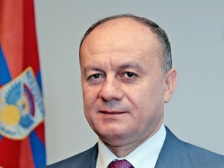 Министр обороны Армении обсудил с российским послом развитие двусторонних отношений