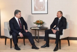 Ильхам Алиев и Петр Порошенко признались во взаимной поддержкеw