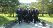Президент Южной Осетии возложил цветы к Мемориалу Ардзинба