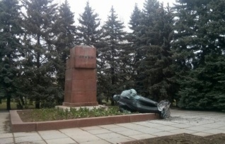 МВД Украины возбудило уголовные дела по фактам сноса памятников Ленину в Харькове