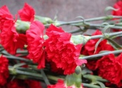 Из Риги сообщают, что полиция препятствует возложению цветов к российскому посольству