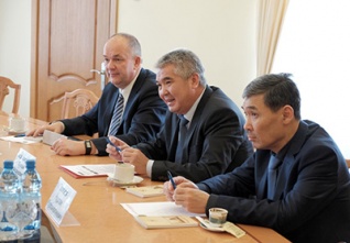 Министр ЕЭК Мукай Кадыркулов и Председатель ГТК Беларуси Юрий Сенько обсудили перспективы взаимодействия в таможенной сфере