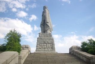 В Болгарии возложили цветы к памятнику советским воинам