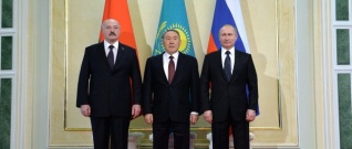 Главы России, Белоруссии и Казахстана договорились продолжать практику деловых неформальных встреч, чтобы принимать оперативные решения по реагированию на кризисы.