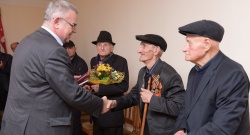 Посол России в Абхазии вручил ветеранам ВОВ юбилейные медали