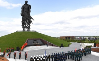 Владимир Путин и Александр Лукашенко приняли участие в открытии Ржевского мемориала Советскому солдату