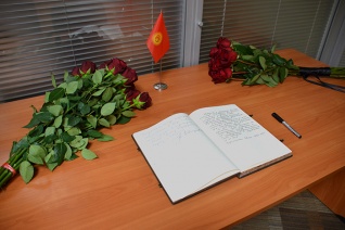Делегация Секретариата Совета МПА СНГ почтила память погибших граждан Кыргызской Республики