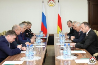 Президент Южной Осетии принял делегацию РФ во главе с заместителем председателя Комитета Казбеком Тайсаевым