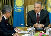 Президент Казахстана провел встречу с министром обороны России