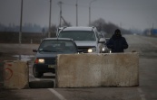 "Правый сектор" устанавливает бетонные урны на въезде в Крым для блокирования транспорта