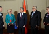 Алмазбек Атамбаев наградил членов коллегии Евразийской экономической комиссии именными часами