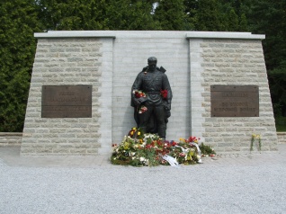 Ветераны ВОВ возложили цветы к подножию «Бронзового солдата» в Таллине