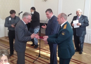 Председатель Комитета Леонид Слуцкий вручил в Вене медали ветеранам войны