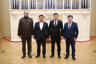 Высокопоставленные гости из Кыргызской Республики посетили выставку, посвященную 90-летию Чингиза Айтматова