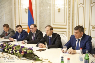 Премьер-министр Армении принял делегацию во главе с Министром промышленности и торговли России