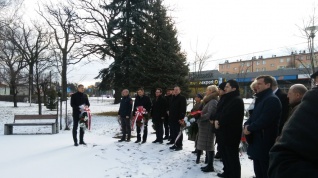 Жители Польши отдают дань памяти советским воинам в годовщину освобождения страны от фашистов