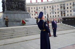 Министр иностранных дел Азербайджана посетил памятник Победы в Минске