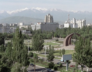 Главы РФ, Киргизии, Армении, Молдавии возложили венки к мемориалу в Бишкеке