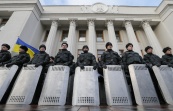 Более 1 тыс. человек пикетируют здание Верховной рады в Киеве