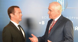 Леонид Тибилов встретился в Москве с Дмитрием Медведевым