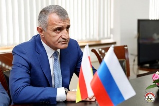 Президент Анатолий Бибилов провел встречу с депутатом Государственной думы Казбеком Тайсаевым 