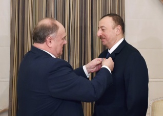 Президенту Азербайджана вручен памятный орден Компартии России