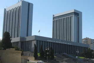 Парламент Азербайджана официально закрыл весеннюю сессию, но депутаты продолжают работать