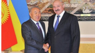 Лукашенко и Назарбаев обсудили ситуацию на Украине